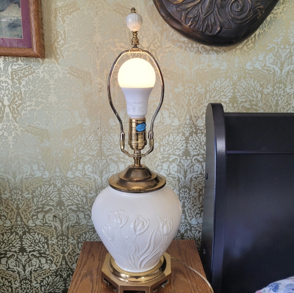 HTF Vintage Lenox Quoizel Fine Porcelain Tulip Table Lamp with Original Finial